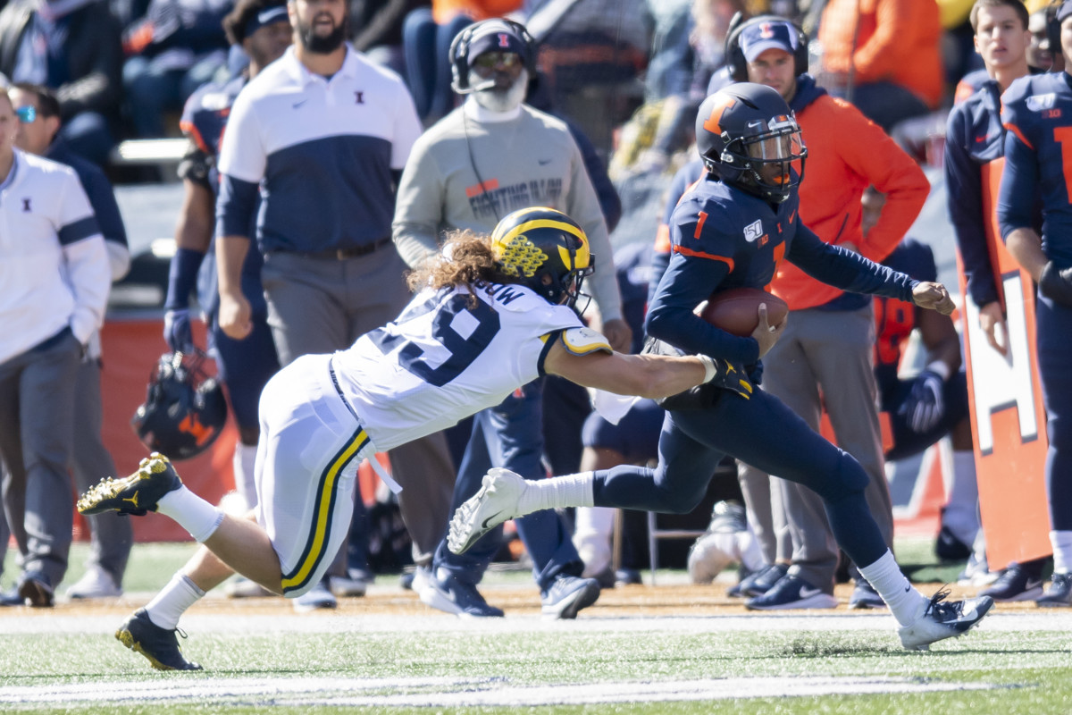 Michigan linebacker Jordan Glasgow (29) tackles Illinois quarterback Isaiah Williams (1) during the first half of Michigan's 42-25 win at Memorial Stadium.